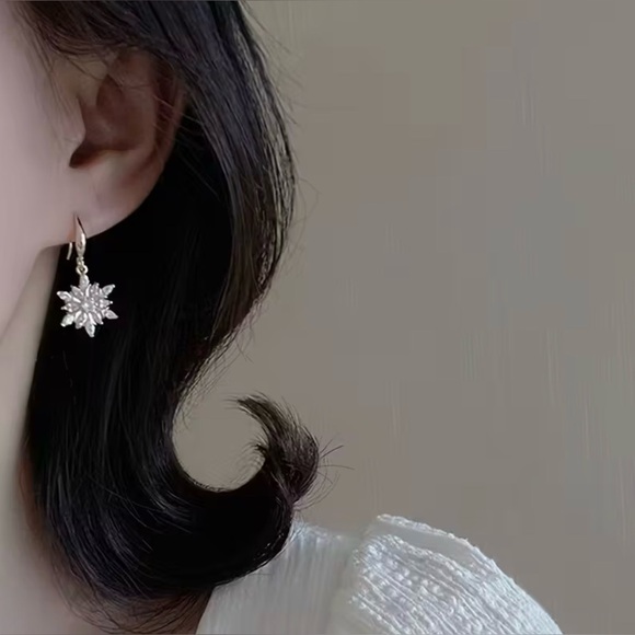 Snowflake Earrings with Pink Glass Inlay Gorgeous Modern New - Picture 3 of 6